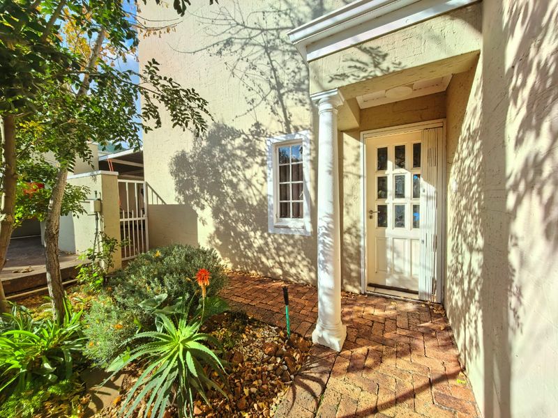 Beautiful duplex townhouse for sale in Vanderbijlpark, secure and safe - Photo 2