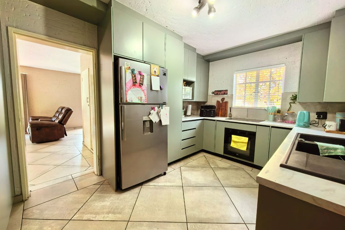Beautiful duplex townhouse for sale in Vanderbijlpark, secure and safe - Photo 5