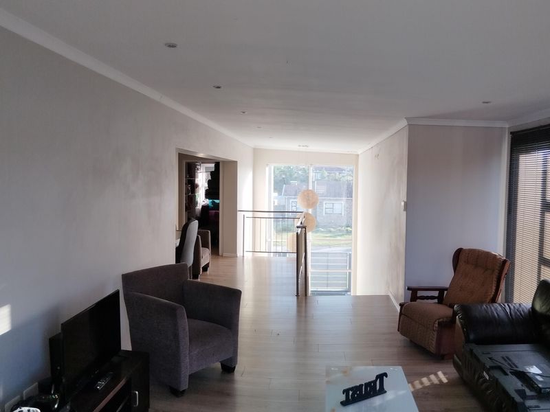 Neat Modern Family Home in Windsor Park – Add Your Personal Touch and Make It Shine - Photo 10