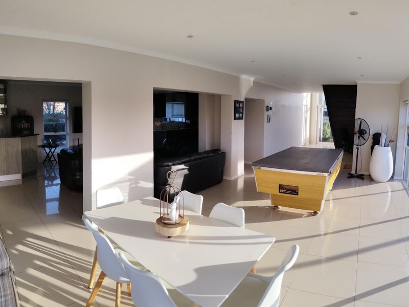 Neat Modern Family Home in Windsor Park – Add Your Personal Touch and Make It Shine - Photo 8