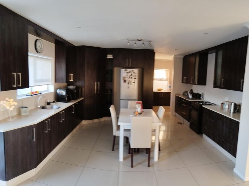 Neat Modern Family Home in Windsor Park – Add Your Personal Touch and Make It Shine - Photo 3