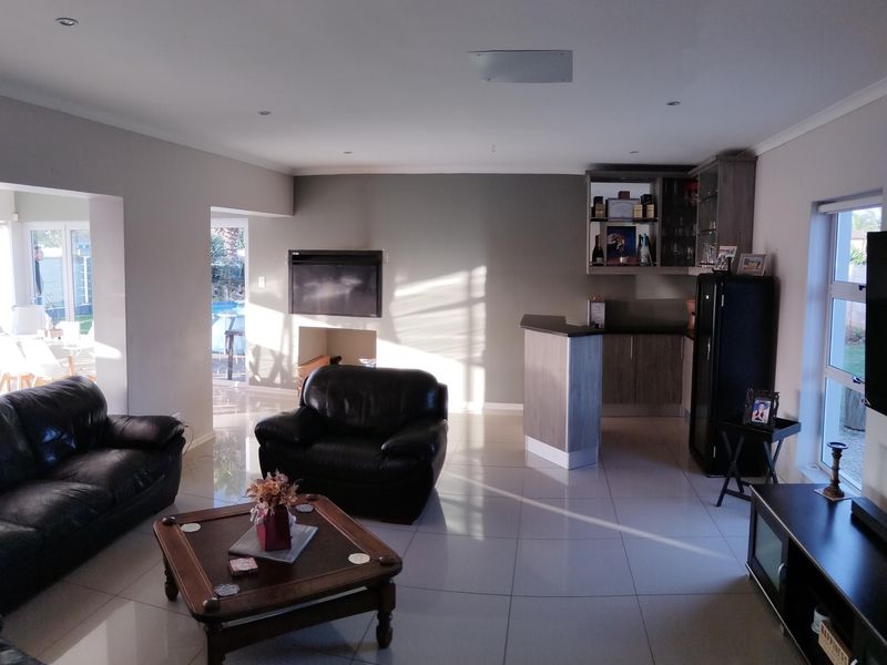 Neat Modern Family Home in Windsor Park – Add Your Personal Touch and Make It Shine - Photo 7