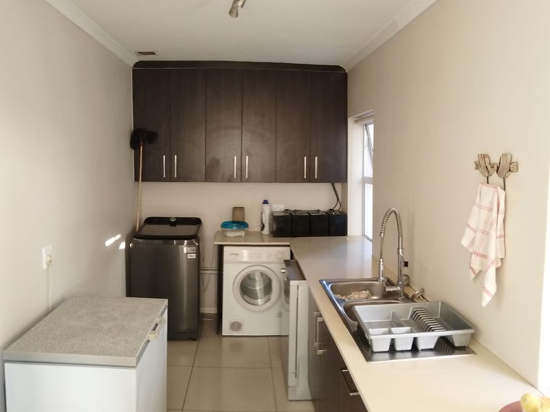 Neat Modern Family Home in Windsor Park – Add Your Personal Touch and Make It Shine - Photo 6