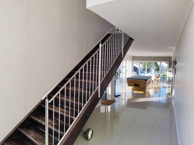 Neat Modern Family Home in Windsor Park – Add Your Personal Touch and Make It Shine - Photo 5