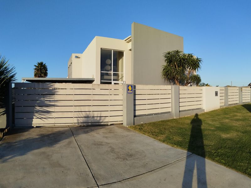 Neat Modern Family Home in Windsor Park – Add Your Personal Touch and Make It Shine - Photo 4