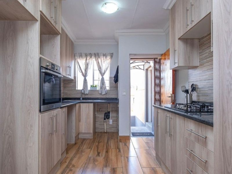 2 bedroom townhouse for sale - Photo 10