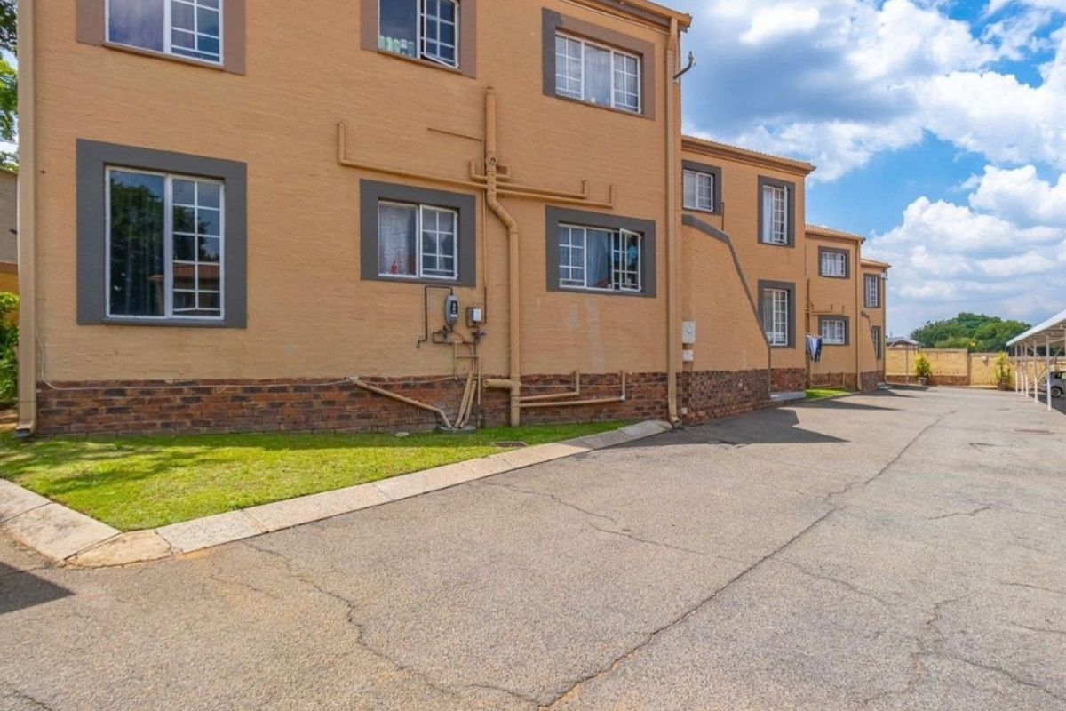 2 bedroom townhouse for sale - Photo 3