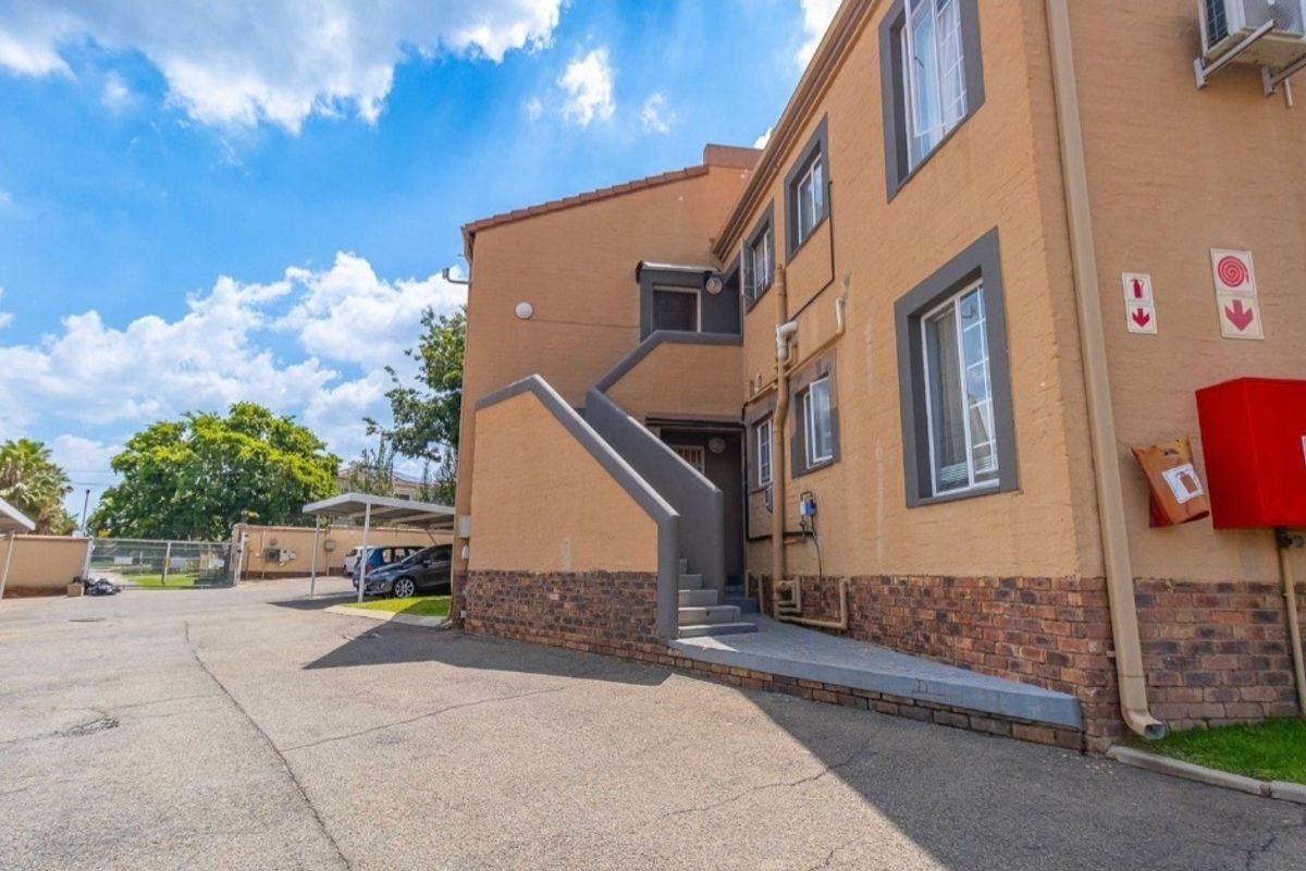 2 bedroom townhouse for sale - Photo 2