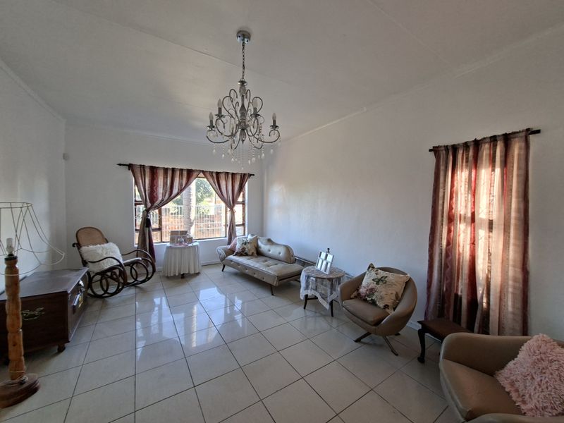 NEWLY RENOVATED FAMILY HOME – MOVE IN AND ENJOY! - Photo 4