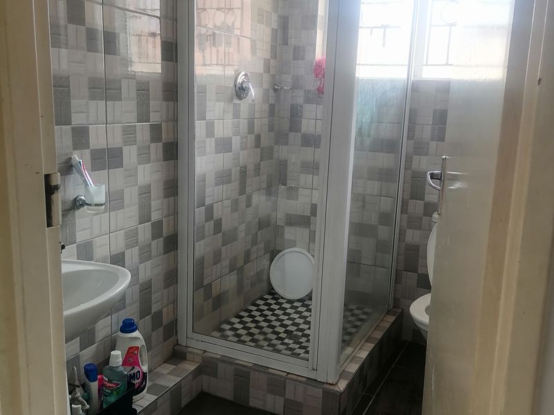 Well maintained Freestanding Home - Photo 10