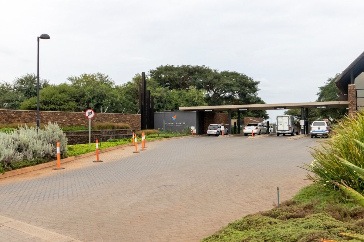 Stunning corner, 3 bedrooms in the Whistling Thorns, Serengeti Lifestyle Estate - Photo 2