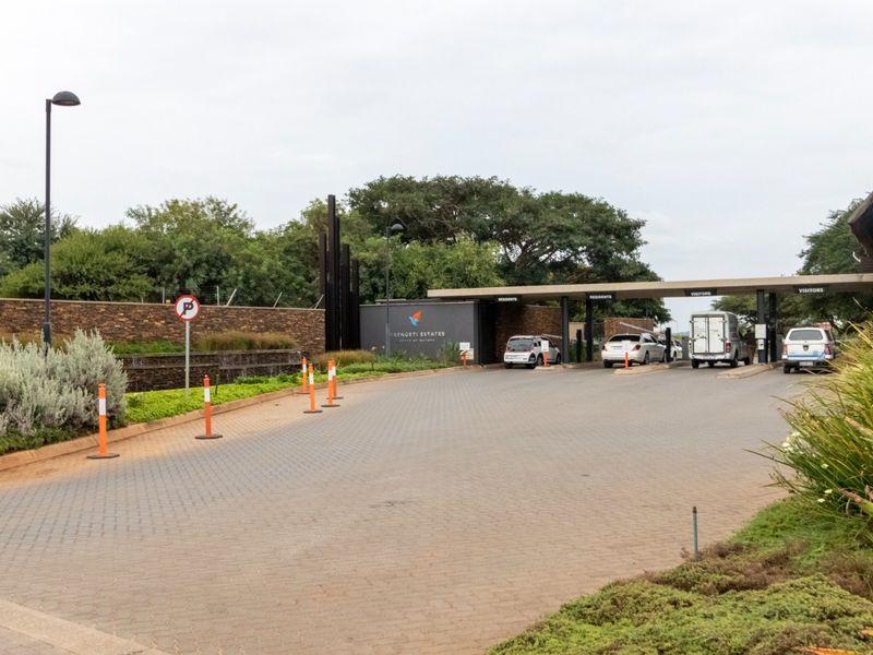 Stunning corner, 3 bedrooms in the Whistling Thorns, Serengeti Lifestyle Estate - Photo 2