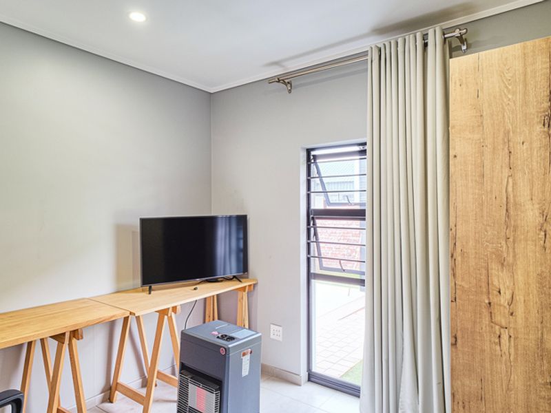 Modern 3 Bedroom Home in Sought-After Baltimore Estate on Boundary Road in North Riding - Photo 7