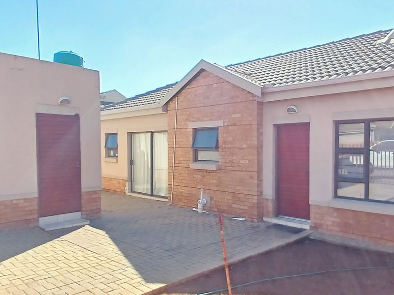 Great townhouse, ready for its next family - Photo 1