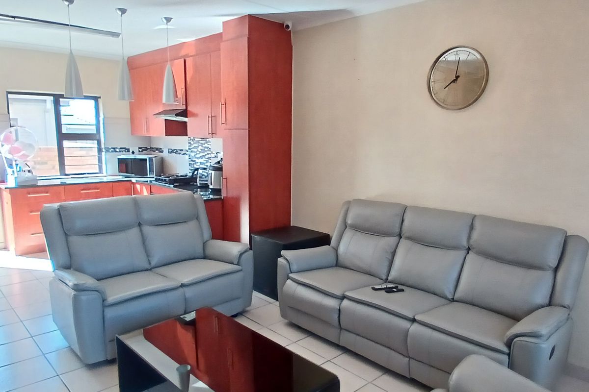 Great townhouse, ready for its next family - Photo 3