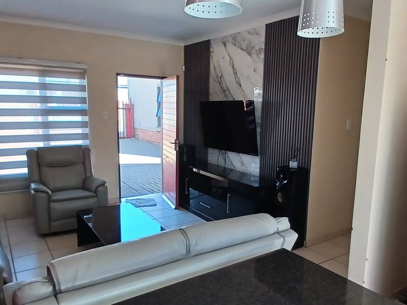 Great townhouse, ready for its next family - Photo 8