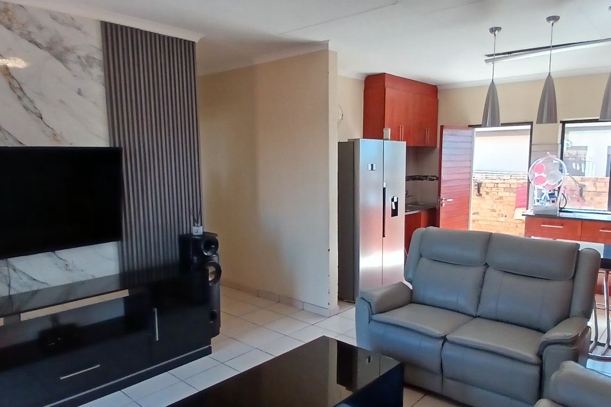Great townhouse, ready for its next family - Photo 4