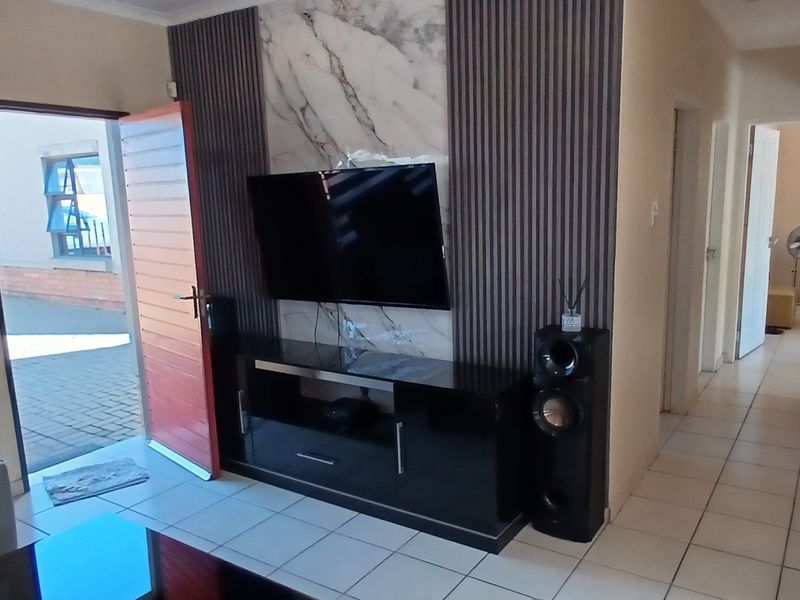 Great townhouse, ready for its next family - Photo 5