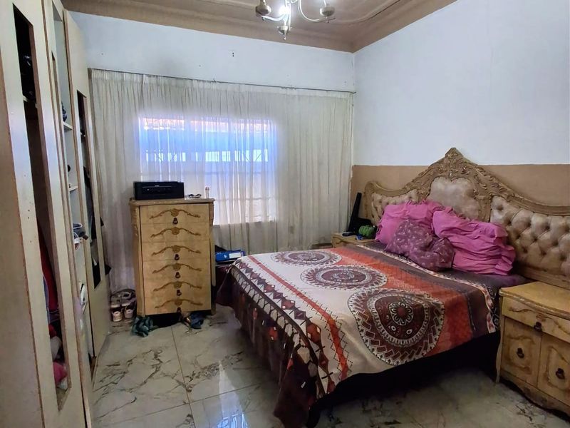 NEWLY RENOVATED FAMILY HOME WITH EXCELLENT INVESTMENT POTENTIAL! - Photo 6