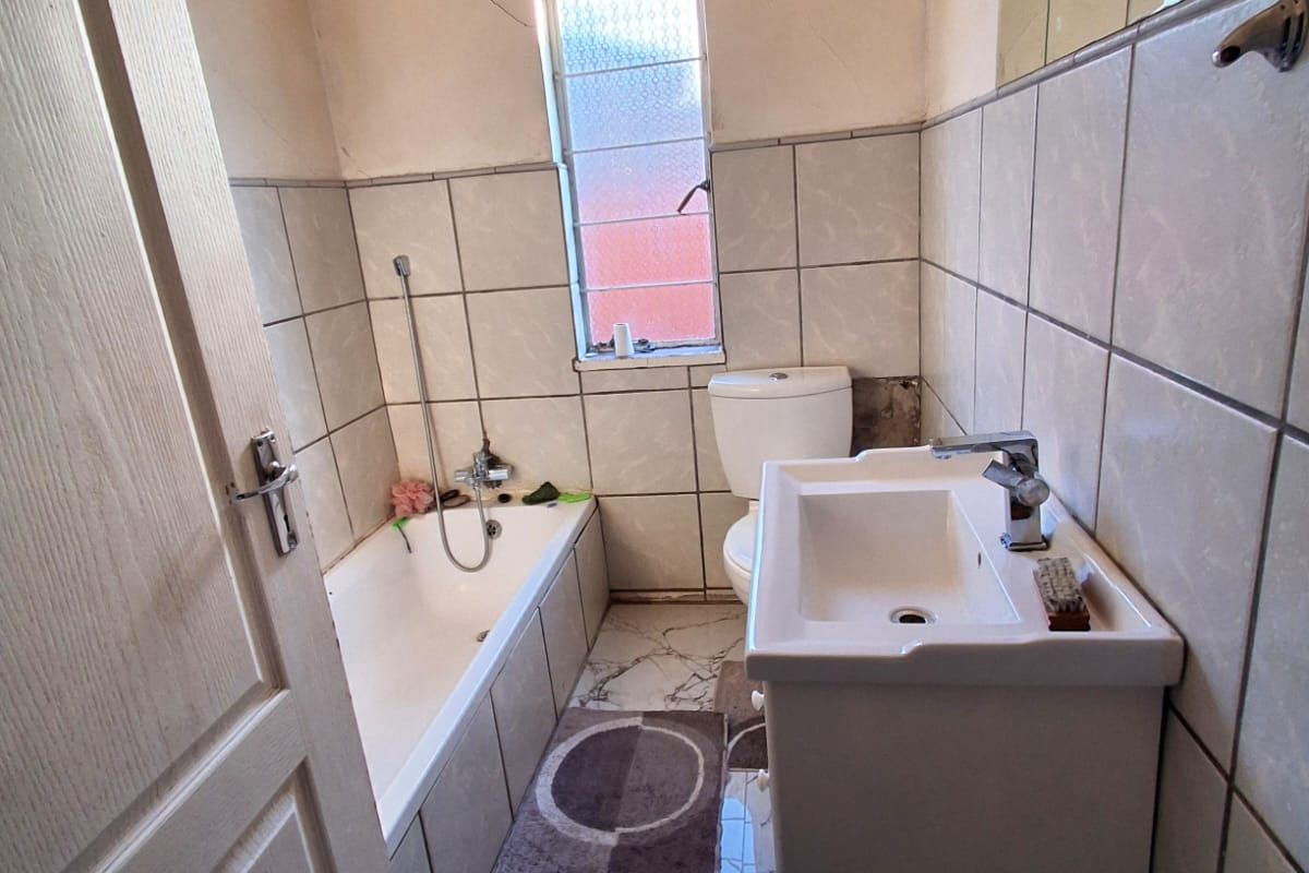 NEWLY RENOVATED FAMILY HOME WITH EXCELLENT INVESTMENT POTENTIAL! - Photo 5
