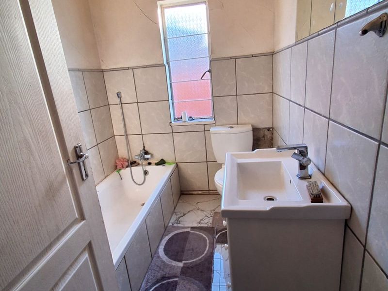 NEWLY RENOVATED FAMILY HOME WITH EXCELLENT INVESTMENT POTENTIAL! - Photo 5