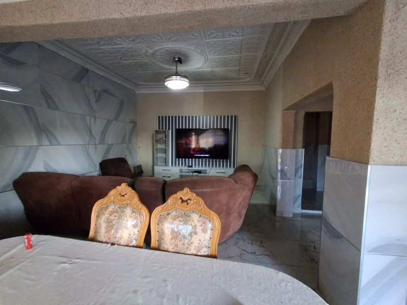 NEWLY RENOVATED FAMILY HOME WITH EXCELLENT INVESTMENT POTENTIAL! - Photo 2