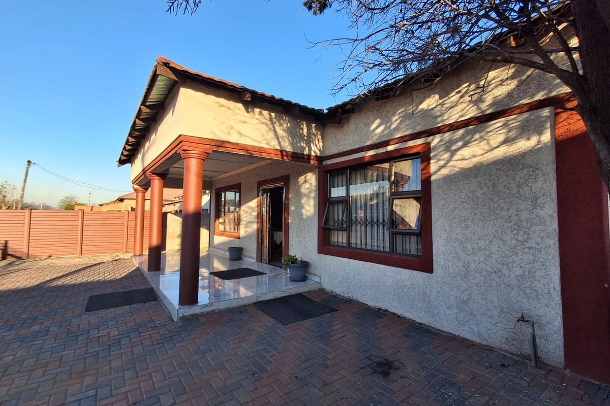 NEWLY RENOVATED FAMILY HOME WITH EXCELLENT INVESTMENT POTENTIAL! - Photo 3