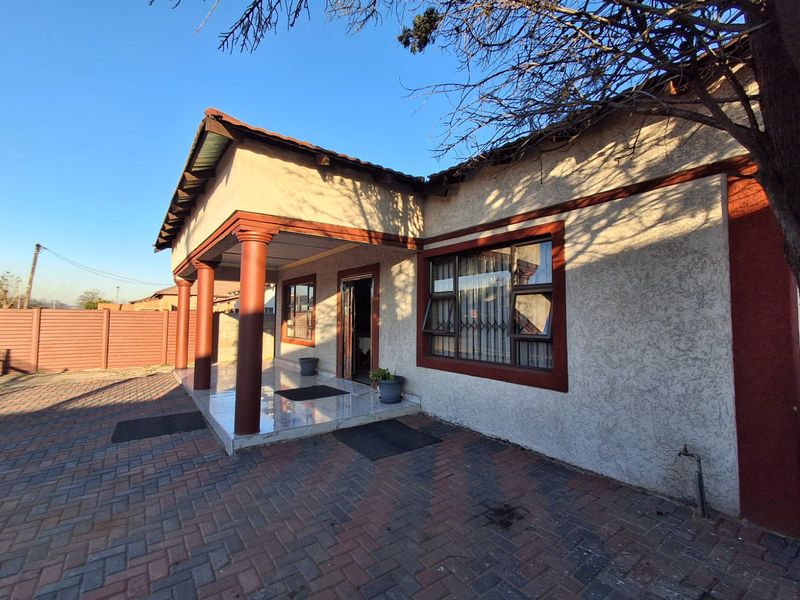 NEWLY RENOVATED FAMILY HOME WITH EXCELLENT INVESTMENT POTENTIAL! - Photo 3