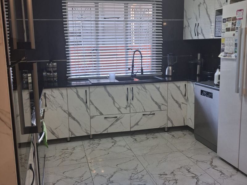 NEWLY RENOVATED FAMILY HOME WITH EXCELLENT INVESTMENT POTENTIAL! - Photo 9