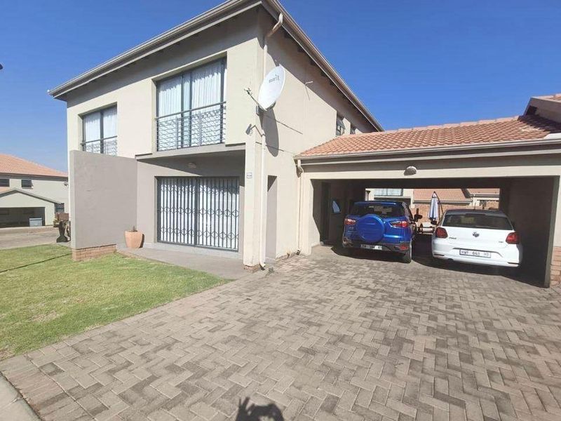 Perfect lock up and go! 3 bed, 3bath. - Photo 1
