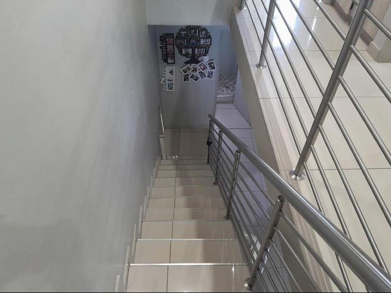 Perfect lock up and go! 3 bed, 3bath. - Photo 9