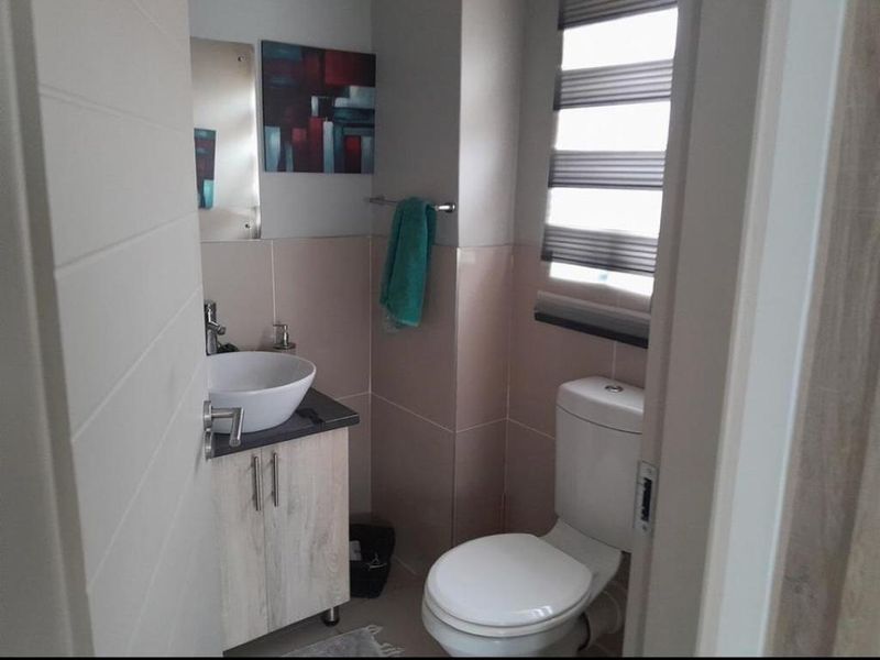 Perfect lock up and go! 3 bed, 3bath. - Photo 10