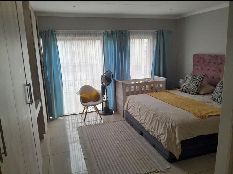 Perfect lock up and go! 3 bed, 3bath. - Photo 8
