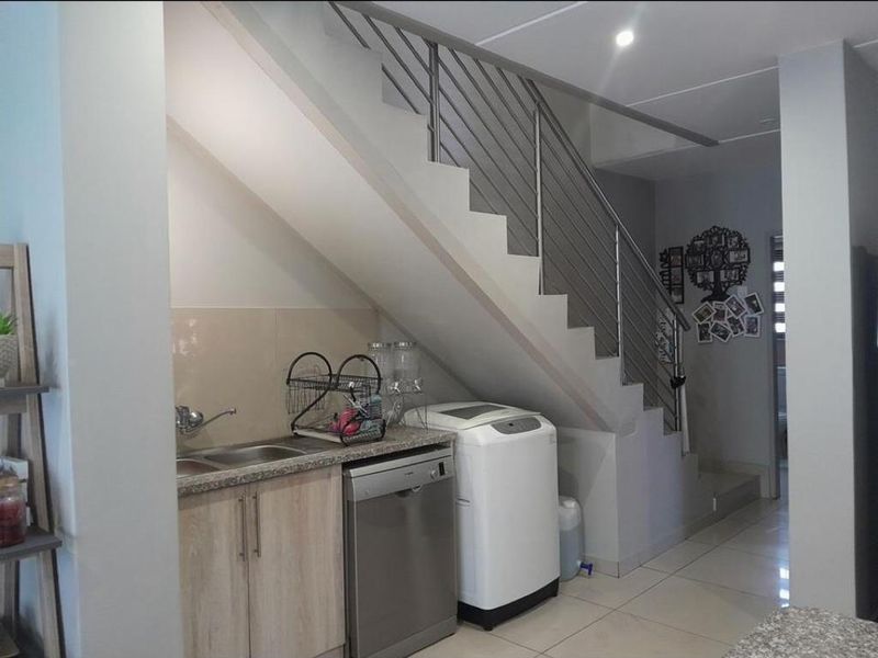 Perfect lock up and go! 3 bed, 3bath. - Photo 7