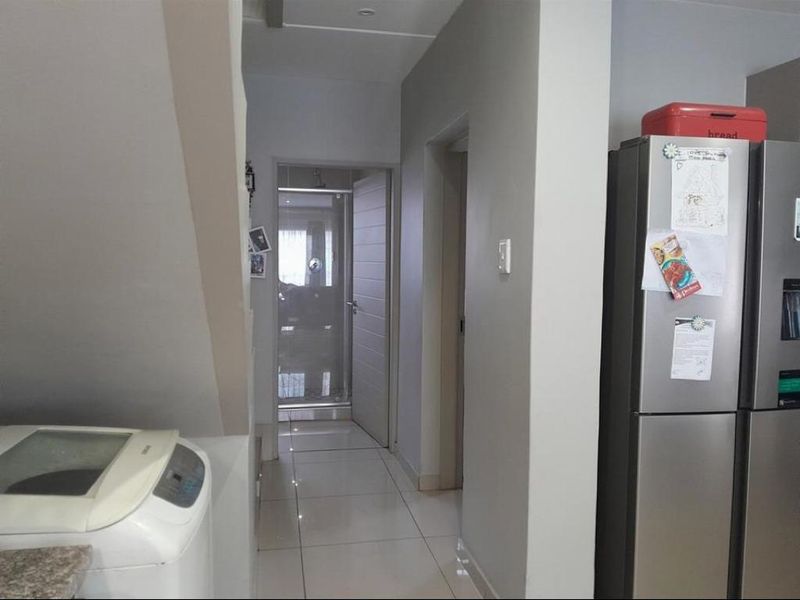 Perfect lock up and go! 3 bed, 3bath. - Photo 6