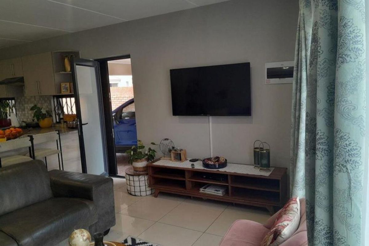 Perfect lock up and go! 3 bed, 3bath. - Photo 4