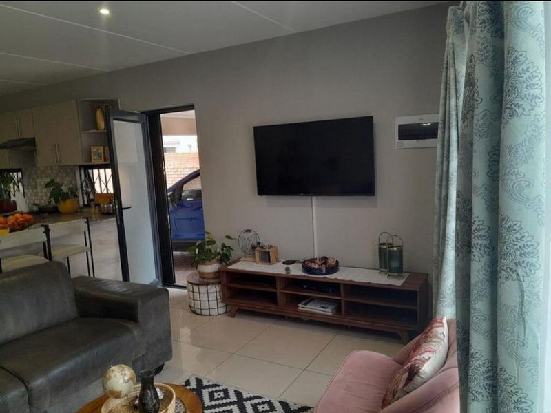 Perfect lock up and go! 3 bed, 3bath. - Photo 4