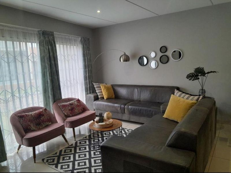 Perfect lock up and go! 3 bed, 3bath. - Photo 3