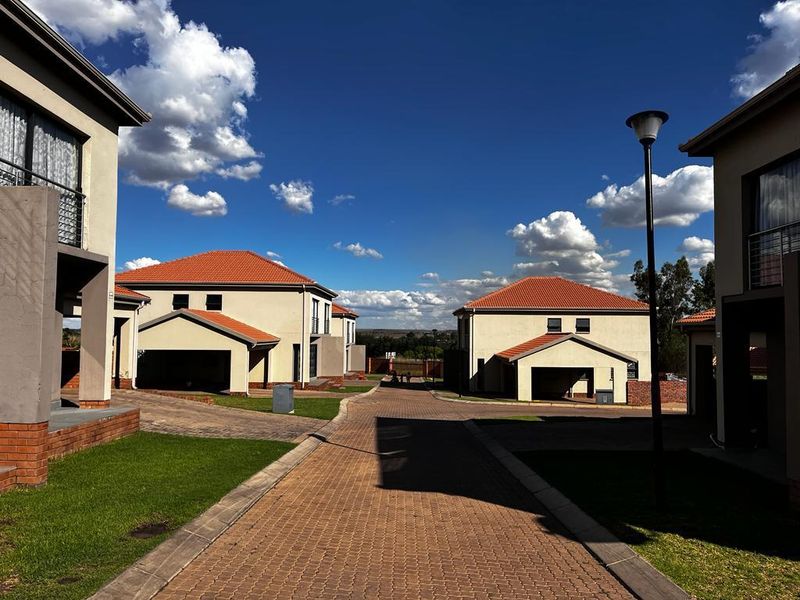 Perfect lock up and go! 3 bed, 3bath. - Photo 2