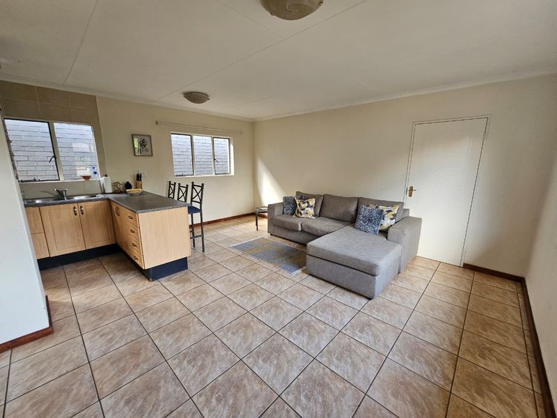 Private and Secure 1- Bedroom garden cottage to rent in Johannesburg South - Available 1 July - Photo 3