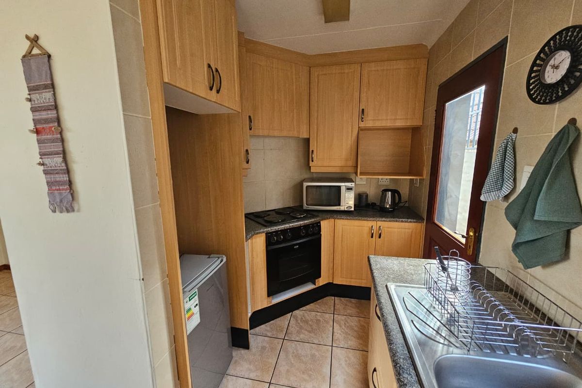 Private and Secure 1- Bedroom garden cottage to rent in Johannesburg South - Available 1 July - Photo 4