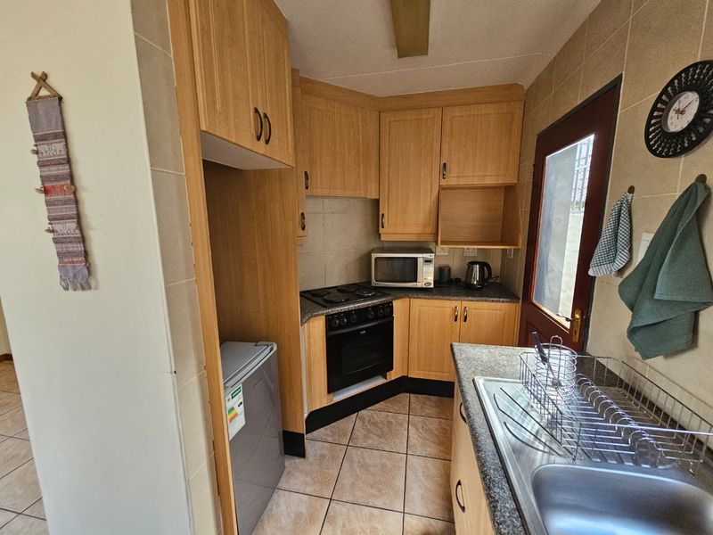 Private and Secure 1- Bedroom garden cottage to rent in Johannesburg South - Available 1 July - Photo 4