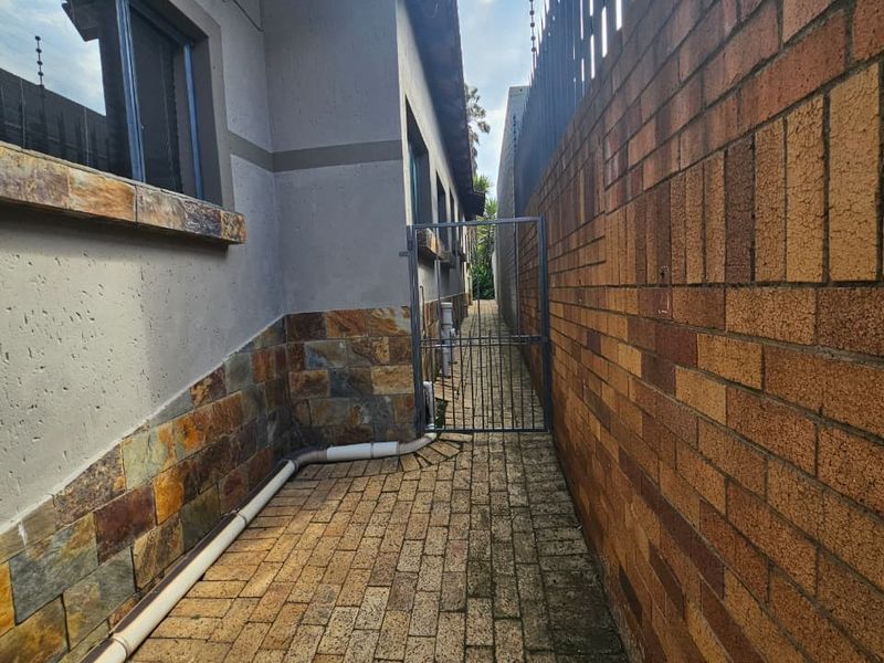 Private and Secure 1- Bedroom garden cottage to rent in Johannesburg South - Available 1 July - Photo 10