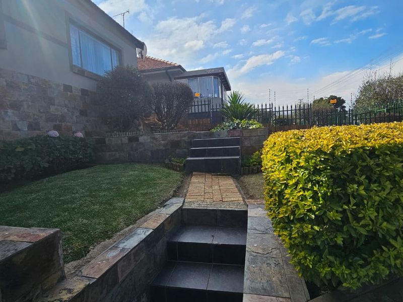 Private and Secure 1- Bedroom garden cottage to rent in Johannesburg South - Available 1 July - Photo 9