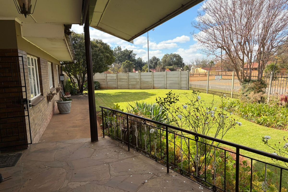 Spacious Family Home in Rothdene – Comfort, Convenience & Value! - Photo 3