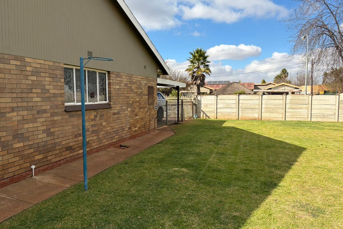 Spacious Family Home in Rothdene – Comfort, Convenience & Value! - Photo 4