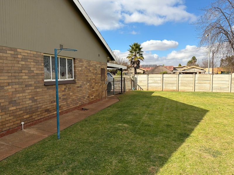 Spacious Family Home in Rothdene – Comfort, Convenience & Value! - Photo 4
