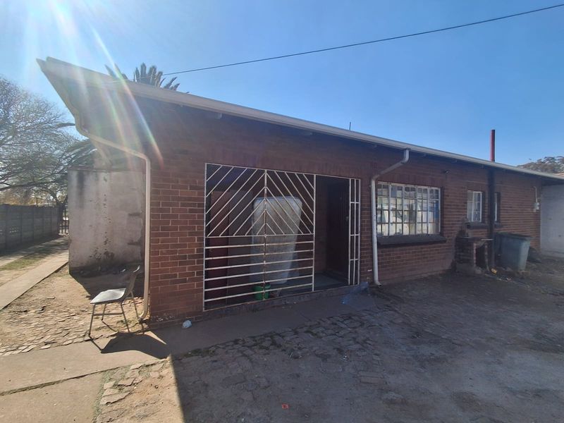 A spacious family home or smart investment opportunity at a bargain price. - Photo 1