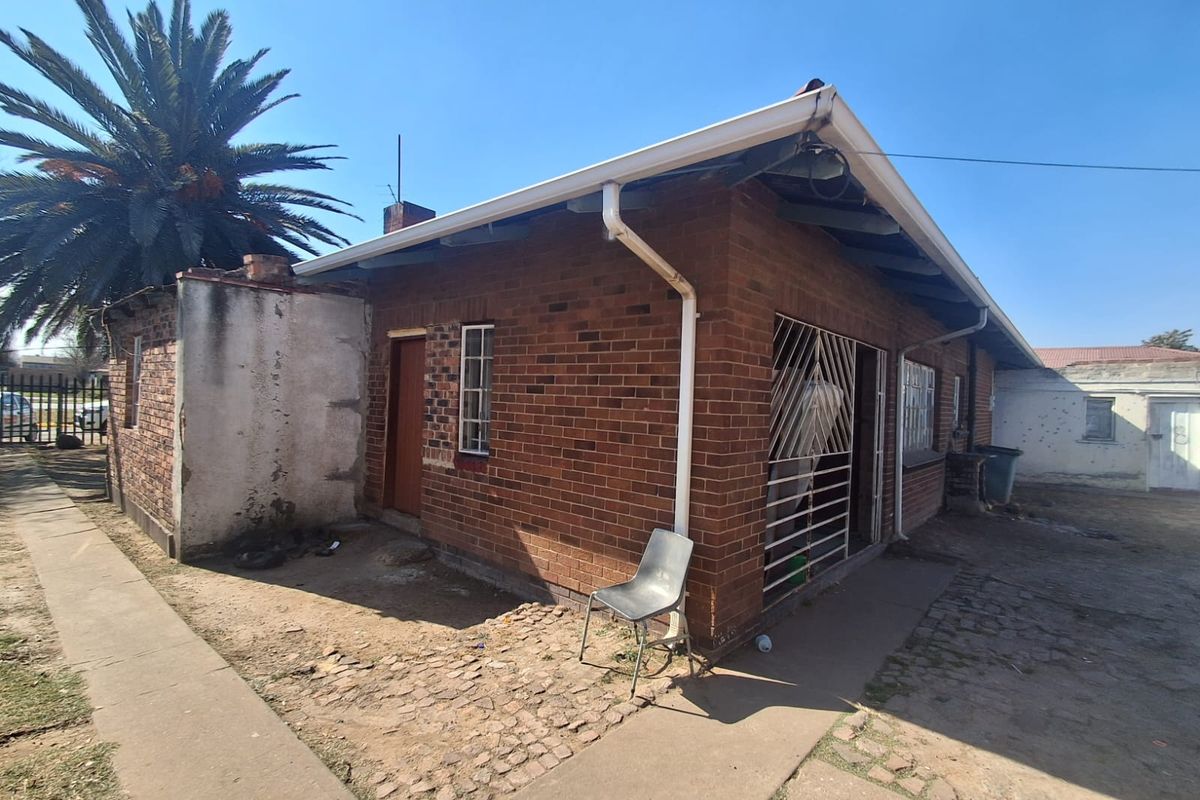 A spacious family home or smart investment opportunity at a bargain price. - Photo 3