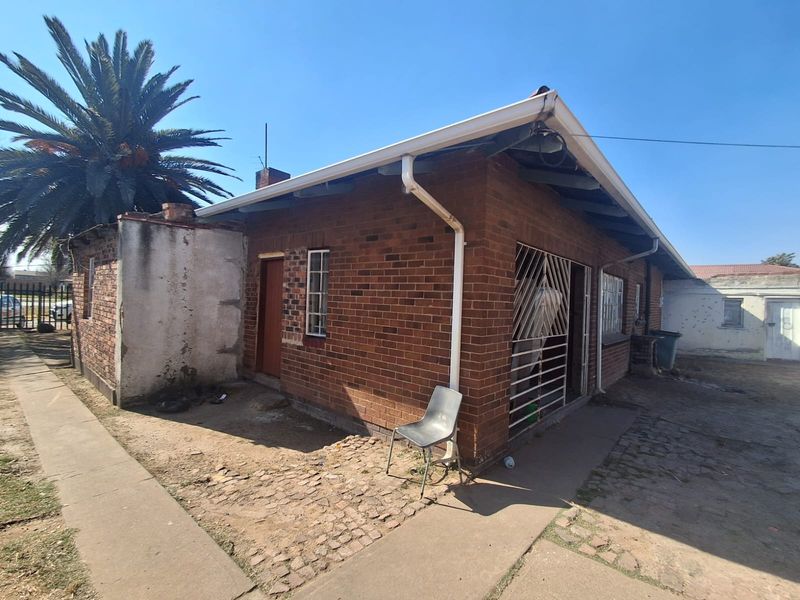 A spacious family home or smart investment opportunity at a bargain price. - Photo 3